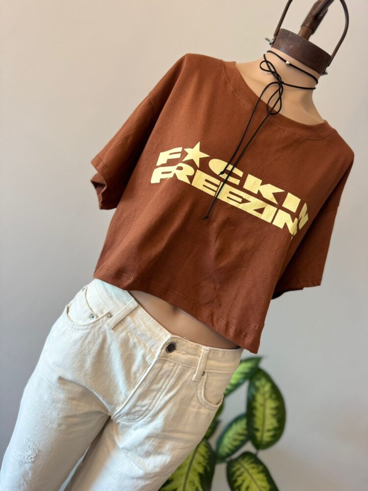 Remera Crop “FXCKIN FREEZING” Jersey - Imagen 2