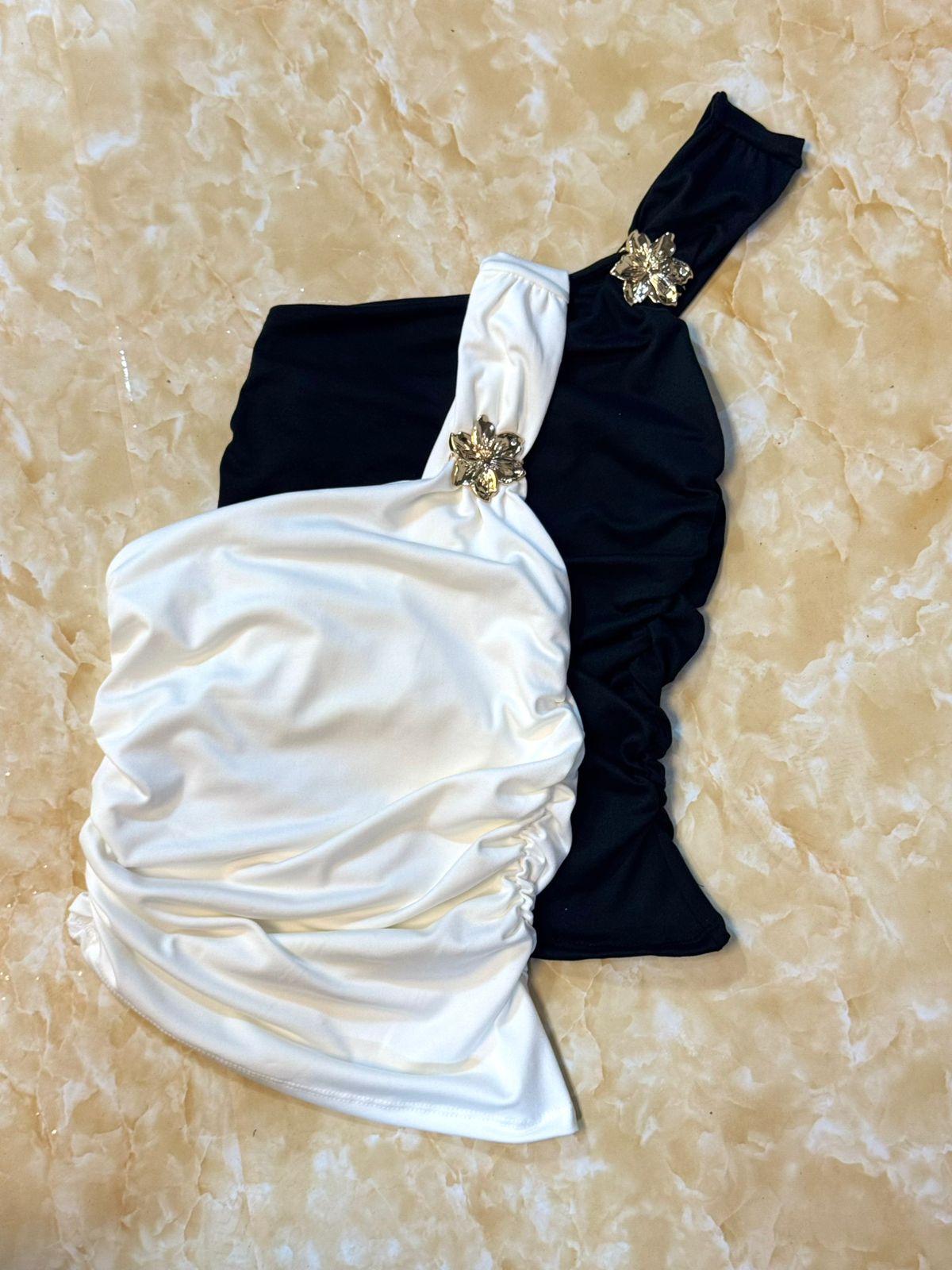 Top forrado Fruncido Accesorio “FLOWER” Microfibra