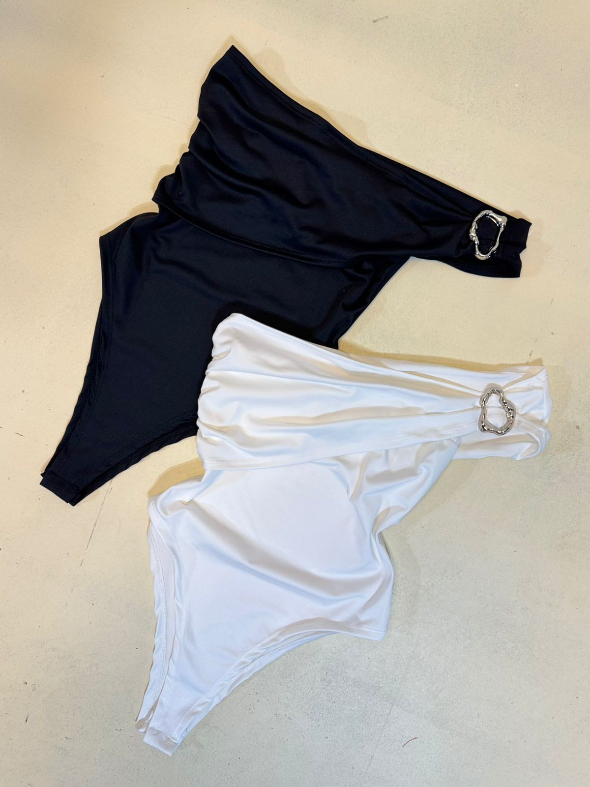 Body bretel cruzado caido c/accesorio ATHENA Microfibra