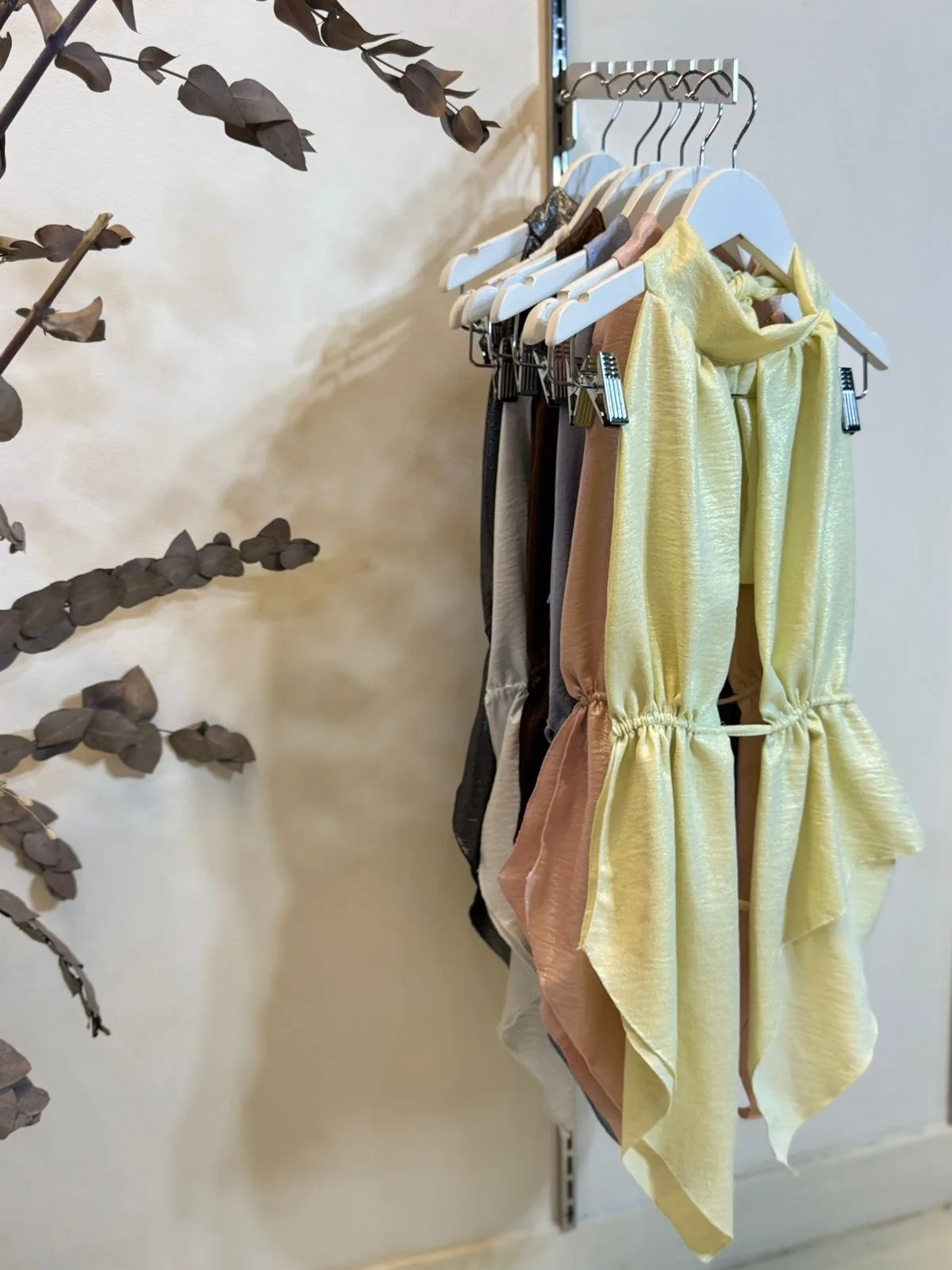 Top choker mariposa irregular Sedita brillosa