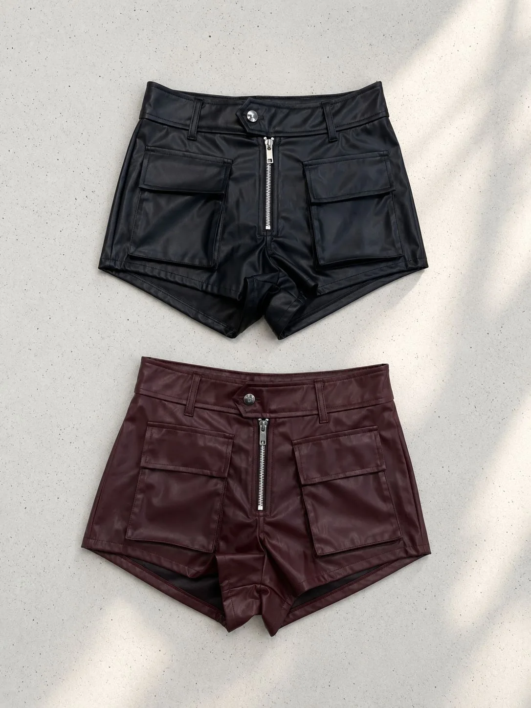 Short TB cargo CIERRE BOTON Cuerina